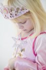 Вид збоку дівчини в костюмі принцеси — стокове фото