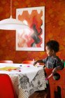 Мальчик рисует дома, избирательный фокус — стоковое фото