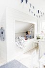 Niño y niña leyendo libros en el dormitorio, enfoque selectivo - foto de stock