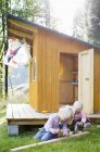 Deux filles jouent avec playhouse, se concentrer sur l'avant-plan — Photo de stock