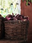 Close-up of onions in basket, focus on foreground — Stock Photo