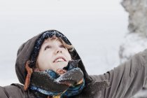 Junge Frau im Schnee, Fokus auf den Vordergrund — Stockfoto