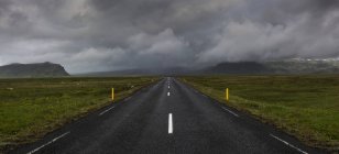 Estrada rural sob nuvens de tempestade na Islândia — Fotografia de Stock
