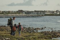 Familienwandern an der Küste, selektiver Schwerpunkt — Stockfoto