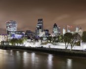 Лондонский Тауэр и освещенный центр города ночью — стоковое фото
