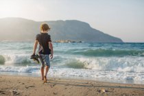 Вид ззаду хлопчика на пляжі, вибірковий фокус — стокове фото
