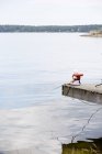 Вид збоку на дівчину риболовля під розсіяним небом — стокове фото