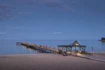 Malerischer Blick auf die Seebrücke am Strand, selektiver Fokus — Stockfoto