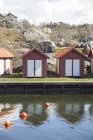 Vista panorâmica das casas de barcos na costa, costa oeste sueca — Fotografia de Stock