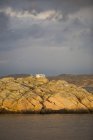 Будинок на скелястому узбережжі, Шведська Західного Берегу — стокове фото