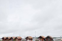 Vista ad angolo basso di case in legno, arcipelago di Stoccolma — Foto stock