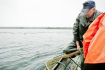 Hombres pescando en el mar, enfoque selectivo - foto de stock