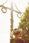 Visão traseira da menina usando coroa de flores, foco em primeiro plano — Fotografia de Stock