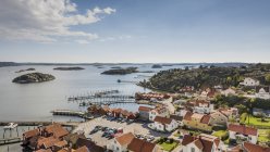 Вид с воздуха на деревню на западном побережье Швеции — стоковое фото