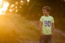 Junge schaut weg vom Wald, selektiver Fokus — Stockfoto