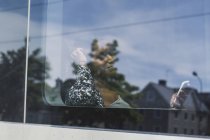 Femme utilisant un téléphone intelligent sur le train, mise au point sélective — Photo de stock