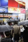 Multidão em pé na calçada do Piccadilly Circus — Fotografia de Stock