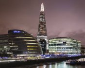 Иллюминированная ратуша и осколки небоскреба в Лондоне ночью, Англия — стоковое фото