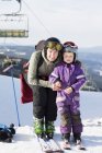Мати і дочка лижі, зосередитися на передньому плані — стокове фото