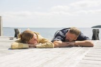 Couple d'âge mûr se regardant et se relaxant sur la jetée — Photo de stock