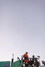 Arbeiter steht auf Asphaltpflastermaschine — Stockfoto