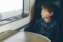 Молодий хлопчик подорожує потягом, вибірковий фокус — стокове фото