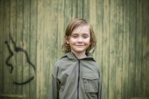 Retrato de niño en el patio trasero, enfoque diferencial - foto de stock