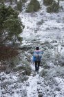 Vista elevada del senderismo femenino durante el invierno - foto de stock