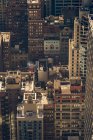 Vista ad alto angolo di esterni di edifici nella città di New York — Foto stock