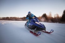 Hombre conduciendo moto de nieve, enfoque selectivo - foto de stock