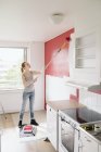 Стіна живопис жінка в домашній кухні — стокове фото