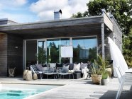 Maison moderne extérieure avec piscine — Photo de stock