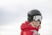 Retrato de mulher usando capacete de esqui em Trysil, Noruega — Fotografia de Stock