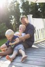 Отец играет с сыновьями на открытом воздухе, избирательный фокус — стоковое фото