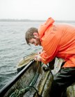 Homem pescando no mar, foco em primeiro plano — Fotografia de Stock