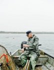 Uomo che pesca in mare, concentrarsi sulle conoscenze acquisite — Foto stock