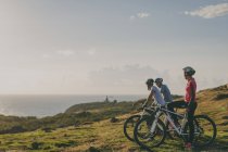 Gruppo di amici in mountain bike — Foto stock