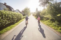Ciclismo infantil en día soleado, enfoque selectivo - foto de stock