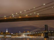 Illuminated Brooklyn and Manhattan bridges, new york city — Stock Photo