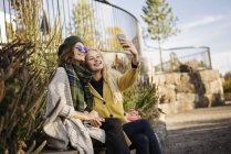 Zwei junge Frauen machen Selfie, konzentrieren sich auf den Vordergrund — Stockfoto
