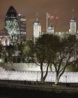 Torre di Londra e illuminato quartiere del centro città di notte — Foto stock