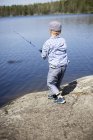 Junge versucht Fische zu fangen, Differentialfokus — Stockfoto