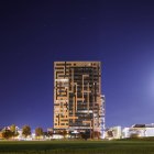 Außenfassade beleuchteter Gebäude im ideon science park — Stockfoto