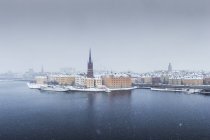 Ayuntamiento de Estocolmo contra cielo nublado - foto de stock