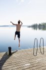 Homem saltando no lago, Norra Lagno — Fotografia de Stock