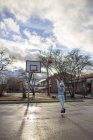 Visão traseira da menina jogando basquete — Fotografia de Stock