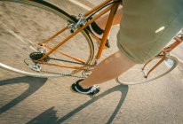 Обрізаний вид на велосипед людини, вибірковий фокус — стокове фото
