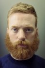 Портрет бородатого человека, смотрящего в камеру — стоковое фото