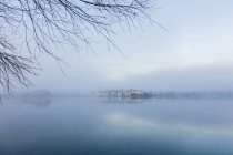 Vista panoramica del mare nebbioso, scandinavia — Foto stock