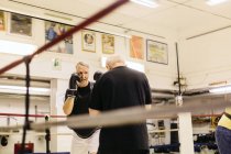 Hommes seniors boxe, focus sélectif — Photo de stock